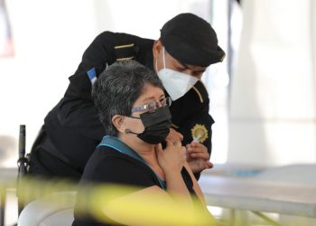 La población continúa siendo atendida con la vacuna contra el COVID-19 en las jornadas de intensificación.