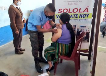 La población ha acudido a centros educativos, mercados y puestos de vacunación. También la atención llega de casa en casa.