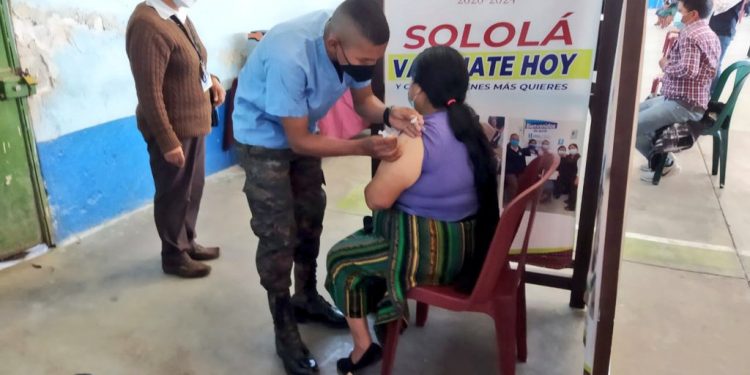 La población ha acudido a centros educativos, mercados y puestos de vacunación. También la atención llega de casa en casa.