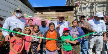 Pobladores beneficiados con sistema de agua potable.