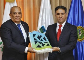 El titular del MARN, Mario Rojas Espino, entrega la presidencia pro tempore de la CCAD al ministro de Ambiente de Panamá, Milciades Concepción.