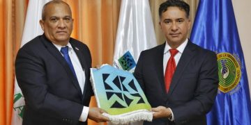 El titular del MARN, Mario Rojas Espino, entrega la presidencia pro tempore de la CCAD al ministro de Ambiente de Panamá, Milciades Concepción.