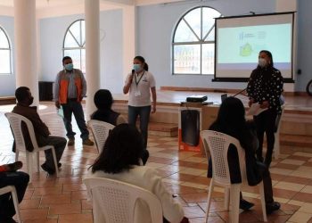Técnicos del MARN brindan información a representantes de las municipalidades de San Bartolomé Milpas Altas y Santa María de Jesús, Sacatepéquez.