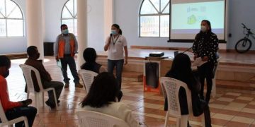 Técnicos del MARN brindan información a representantes de las municipalidades de San Bartolomé Milpas Altas y Santa María de Jesús, Sacatepéquez.