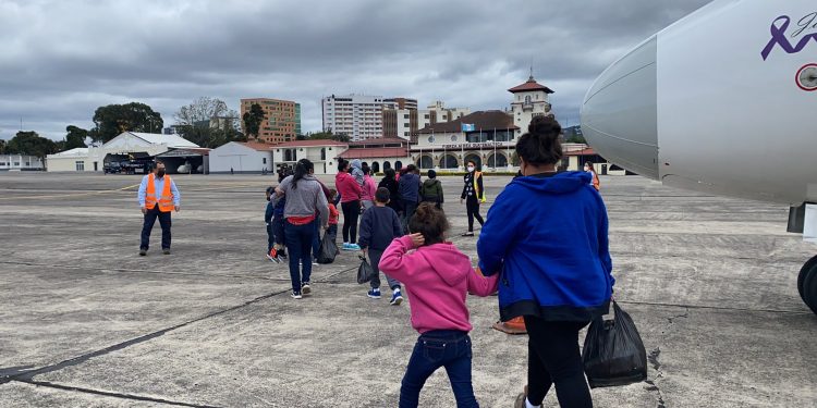 Brindan atención integral a connacionales retornados