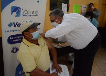 Ministro de Salud lidera jornada de vacunación en San José Pínula