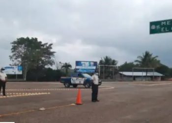 Agentes de la PNC mantienen vigilancia en el paso El Ceibo, Petén, en la frontera con México.