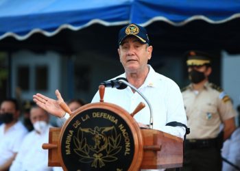 El lpresidente Alejandro Giammattei, durante su participación en el acto por el 63 Aniversario de la Marina de la Defensa Nacional.