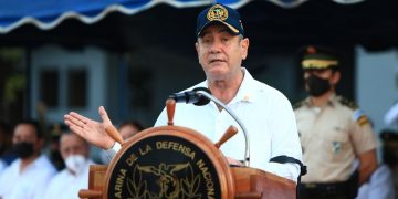 El lpresidente Alejandro Giammattei, durante su participación en el acto por el 63 Aniversario de la Marina de la Defensa Nacional.