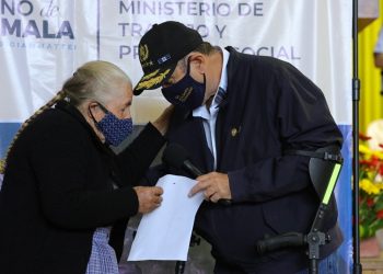 El presidente Alejandro Giammattei entrega, a anciana de San Marcos, la resolución que la acredita como beneficiaria del Programa del Adulto Mayor. /Foto: Álvaro Interiano