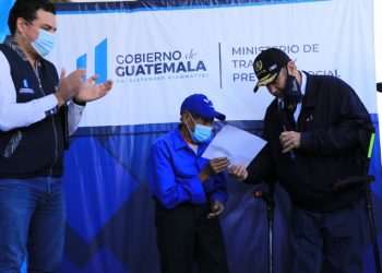 El Presidente Alejandro Giammattei entrega de manera simbólica el aporte a un adulto mayor de San Rafael Pie de la Cuesta, San Marcos. /Foto: Óscar Dávila