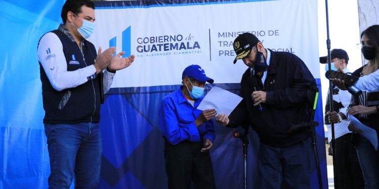 El Presidente Alejandro Giammattei entrega de manera simbólica el aporte a un adulto mayor de San Rafael Pie de la Cuesta, San Marcos. /Foto: Óscar Dávila