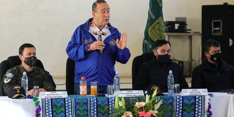 Presidente lidera mesa de diálogo para resolver conflictos en Santa Catarina Ixtahuacán y Nahualá.