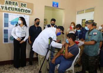 Durante la cuarta gira presidencial de 2021, el presidente Alejandro Giammattei se involucró personalmente en el Plan Nacional de Vacunación contra COVID-19.