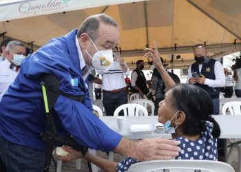 El presidente Alejandro Giammattei saluda a una beneficiaria que acudió a desayunar al nuevo Comedor Social de Camotán, Chiquimula.