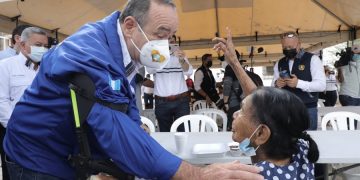 El presidente Alejandro Giammattei saluda a una beneficiaria que acudió a desayunar al nuevo Comedor Social de Camotán, Chiquimula.