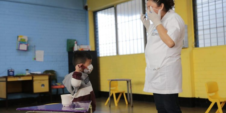Estudiantes y docentes deben cumplir medidas de prevención de COVID-10 al reiniciar las clases presenciales.
