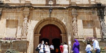 La realización de procesiones y eventos públicos de otra naturaleza depende del estado del Tablero COVID-19 y otros requisitos.