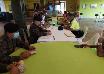 Personal de diferentes ministerios e instituciones participan en la planificación de vacunación en Escuintla, en el puesto de comando instalado en la Brigada de Paracaidistas, en Puerto San José.