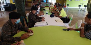 Personal de diferentes ministerios e instituciones participan en la planificación de vacunación en Escuintla, en el puesto de comando instalado en la Brigada de Paracaidistas, en Puerto San José.