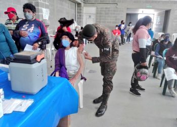 Personal del Ejército de Guatemala mantiene la lucha incansable en la atención de los guatemaltecos con la vacunación contra el COVID-19.