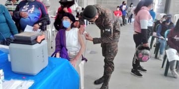 Personal del Ejército de Guatemala mantiene la lucha incansable en la atención de los guatemaltecos con la vacunación contra el COVID-19.