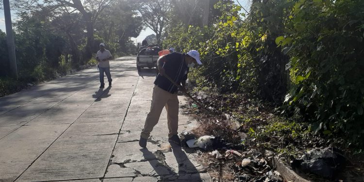 Personal del MARN elimina basurero ilegal en Retalhuleu