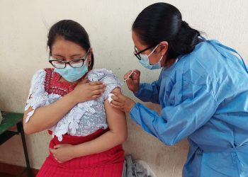 Pobladores de Santo Domingo Xenacoj participaron en jornada de vacunación contra el COVID-19.