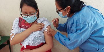 Pobladores de Santo Domingo Xenacoj participaron en jornada de vacunación contra el COVID-19.