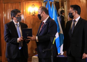 Presidente de Guatemala entrega medalla del Medio Ambiente