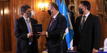 Presidente de Guatemala entrega medalla del Medio Ambiente