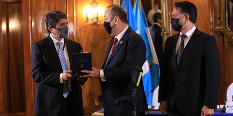 Presidente de Guatemala entrega medalla del Medio Ambiente