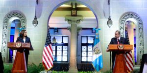 El presidente de Guatemala, Alejandro Giammattei, ha sostenido varios encuentros con la vicemandataria Kamala Harris. / Foto del 7 de junio de 2021, durante la visita oficial de Harris al país.