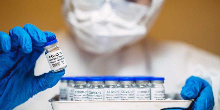 Mejor protección contra ómicron es dosis de refuerzo, según estudios