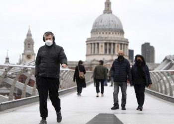 Reino Unido podría reducir restricciones por COVID-19 la próxima semana