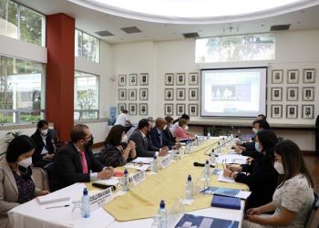 Reunión entre autoridades del Minex y del TSE para fortalecer estrategias para mejorar el voto en el exterior en 2023.