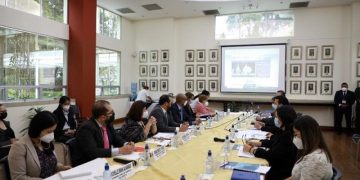 Reunión entre autoridades del Minex y del TSE para fortalecer estrategias para mejorar el voto en el exterior en 2023.