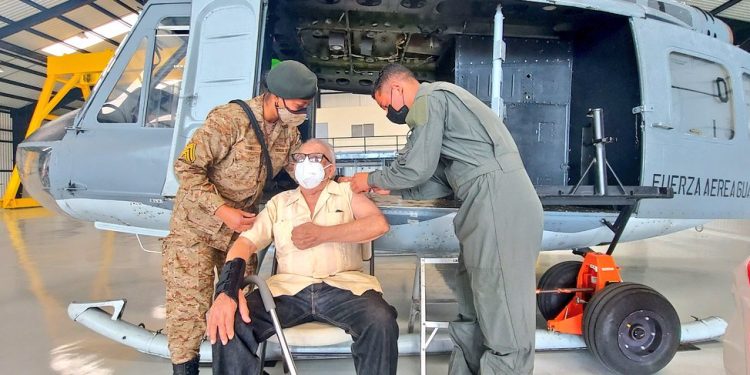 Habilitan puesto de vacunación en la Fuerza Aérea Guatemalteca
