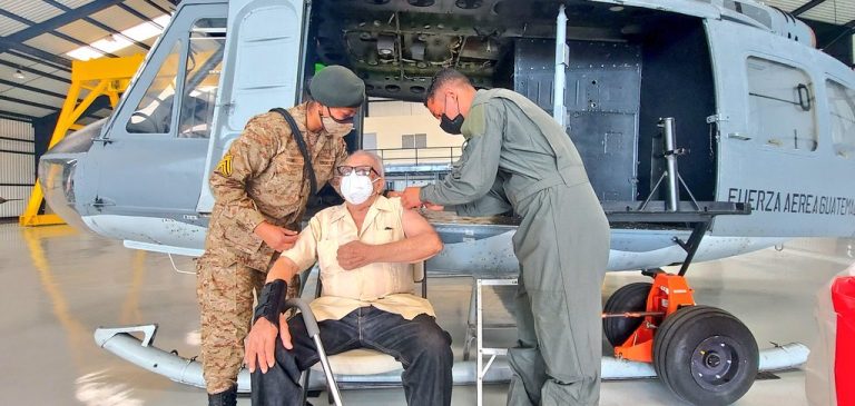 Habilitan puesto de vacunación en la Fuerza Aérea Guatemalteca