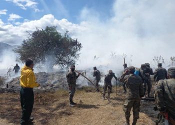 Soldados combaten incendio forestal en Salamá, Baja Verapaz.