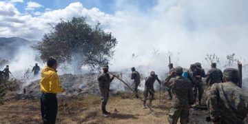 Soldados combaten incendio forestal en Salamá, Baja Verapaz.