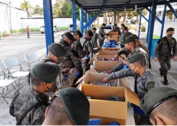 Soldados de la Primera Brigada de Infantería Mariscal Zabala preparan kits de medicamentos para personas contagiadas con COVID-19.