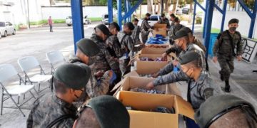 Soldados de la Primera Brigada de Infantería Mariscal Zabala preparan kits de medicamentos para personas contagiadas con COVID-19.