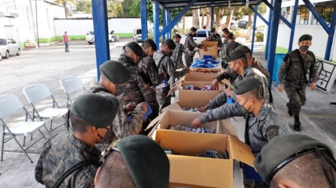Soldados de la Primera Brigada de Infantería Mariscal Zabala preparan kits de medicamentos para personas contagiadas con COVID-19.