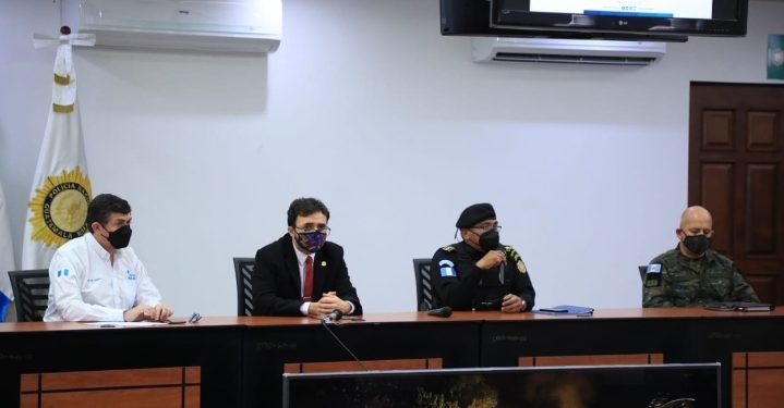 Autoridades brindan detalles de los incidentes ocurridos este sábado por la noche en la frontera entre Guatemala y Honduras, en Puerto Barios, Izabal.