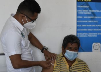 Vecinos de Escuintla buscan aplicarse dosis de refuerzo contra COVID-19