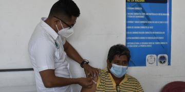 Vecinos de Escuintla buscan aplicarse dosis de refuerzo contra COVID-19