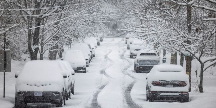 La tormenta que afecta en el este de EE. UU. ha dejado sin electricidad a miles de personas.