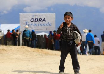 Un estudiante saluda durante la inauguración de la escuela en caserío San Antonio, Cuilco, Huehuetenango.