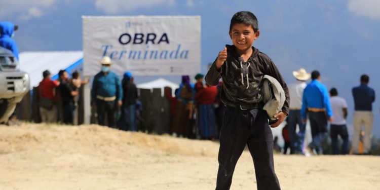 Un estudiante saluda durante la inauguración de la escuela en caserío San Antonio, Cuilco, Huehuetenango.